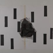 Werk mit schwarzen rechteckigen Streifen und einer schwarzen Tuschezeichnung in der Mitte.