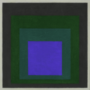 Man sieht ein blaues Quadrat, zentral in der unteren Bildhälfte, vor dem Hintergrund von drei grünen Quadraten. Die drei grünen Quadrate folgen einer abgestuften Farbgebung von Hellgrün zu Dunkelgrün.