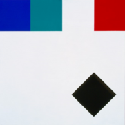 In der unteren linken Bildhälfte sieht man ein schwarzes Quadrat, welches um 180 Grad gedreht wurde, vor weißem Hintergrund. Der obere Bildrand ist ausgefüllt mit vier Quadraten in Farbstufen von Blau, Türkis, Weiß und Rot.