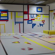 Mitmachraum des Museums. Wand im Stile Mondrians, an der Besucher selbst kreativ werden können.