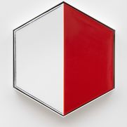 Hexagon, welches in der Mitte geteilt wird. Die rechte Seite ist rot, die linke weiß.