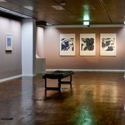 Ausstellungsansicht "Richter/Polke". Mehrere grafische Werke von Gerhard Richter sind an den Wänden aufgehängt, eine Sitzbank steht inmitten des Raumes.