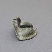Ein Objekt des Fundes, welches eine Ente in minimalistischen Stil darstellt.