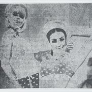 Schwarz-weißer Offsetdruck von zwei posierenden Frauen.