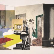 Eine Frau im Look der 60er Jahre steht in der Bildmitte um sie herum ein Raum. Die verschiedenen Raumelemente sind verschiedenfarbig gestaltet.