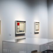 Ausstellungsansicht mit mehreren Werken Mondrians