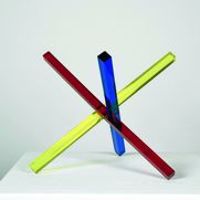 Installation aus drei länglichen Vierecken in den Farben Neongrün, Rot und Blau, welche in der Mitte zusammenlaufen.