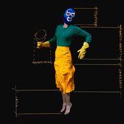 Eine Frau mit blauer Maske, grünem Rollkragenshirt und gelben lange Rock, springt vor einem schwarzen Hintergrund. An den Händen trägt sie gelbe Putzhandschuhe, ihre Füße sind nackt. Neben Ihrem Körper sind Vermessungen eingezeichnet.
