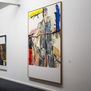 Ausstellungsansicht mit einem großen Werk Georg Baselitzs im Zentrum