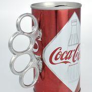 Eine alte Coca-Cola-Dose, an welcher ein Schlagring wie ein Tassenhenkel montiert wurde.